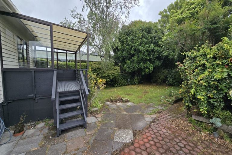 Photo of property in 16 Enderby Drive, Te Atatu Peninsula, Auckland, 0610