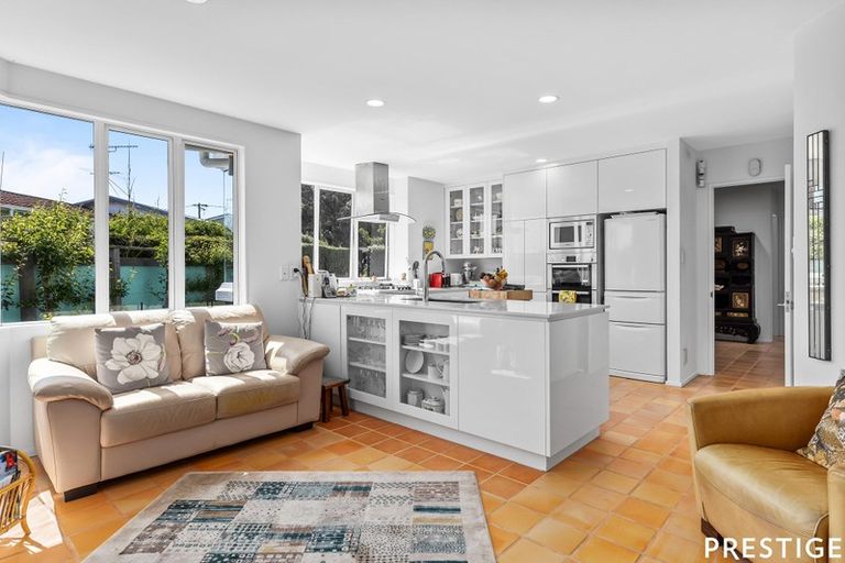 Photo of property in 2/7 Otakau Road, Milford, Auckland, 0620