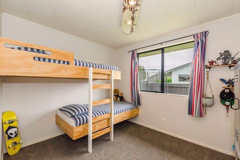 Photo of property in 11 Victor Grove, Waikanae Beach, Waikanae, 5036