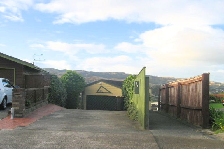 Photo of property in 18 Deveron Place, Tawa, Wellington, 5028