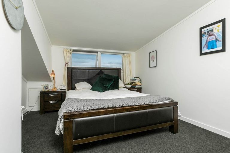Photo of property in 24 Sulphur Beach Road, Northcote Point, Auckland, 0627