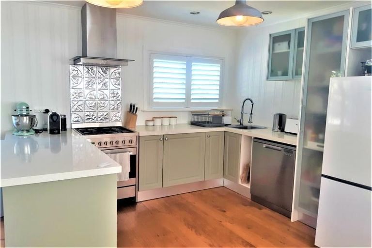 Photo of property in 40 Tiri Tiri Road, Birkdale, Auckland, 0626