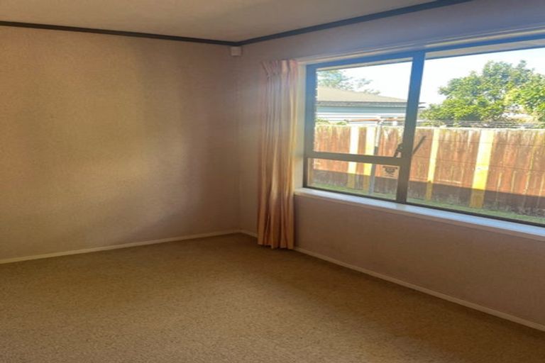 Photo of property in 2/21 Norcross Avenue, Henderson, Auckland, 0612