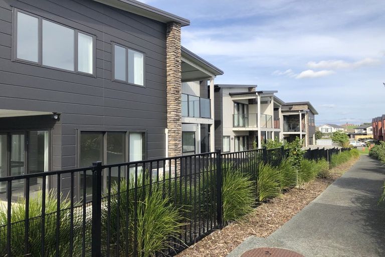 Photo of property in 4/60 Hayfield Way, Karaka, Papakura, 2580