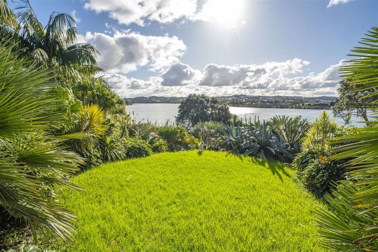 Photo of property in 40 Pohutukawa Avenue, Red Beach, 0932