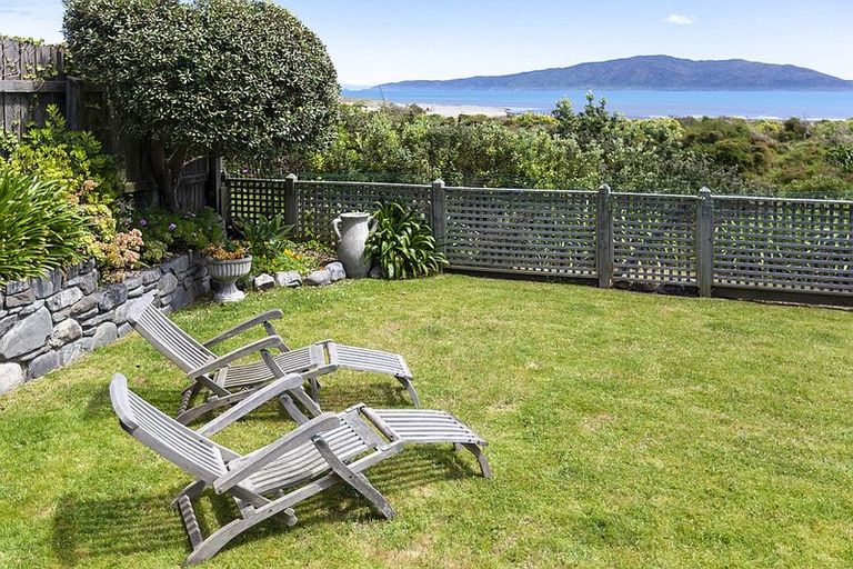 Photo of property in 41 Field Way, Waikanae Beach, Waikanae, 5036