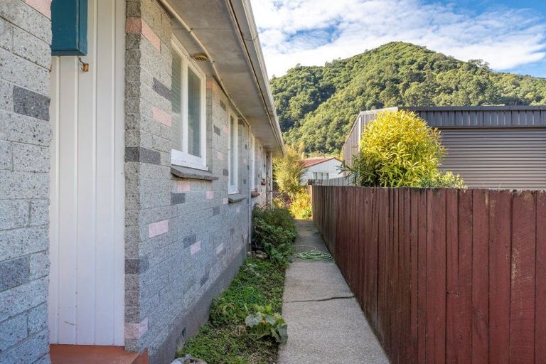 Photo of property in 46 York Street, Picton, 7220