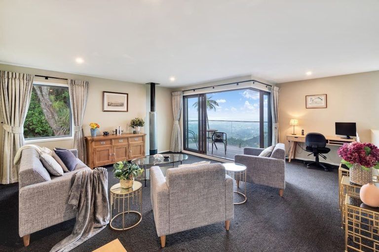 Photo of property in 23 Quinns Road, Waiatarua, Auckland, 0612