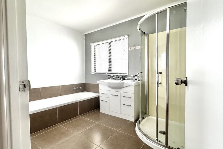 Photo of property in 2/44 Darren Crescent, Half Moon Bay, Auckland, 2012