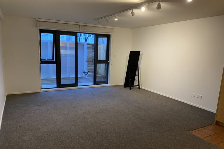 Photo of property in Pirie Street Townhouses, 3/35 Pirie Street, Mount Victoria, Wellington, 6011