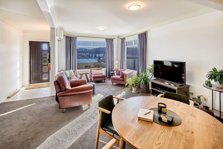 Photo of property in 25 The Crescent, Roseneath, Wellington, 6011