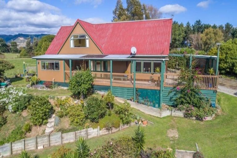 Photo of property in 246 Heatherlea East Road, Levin, 5571