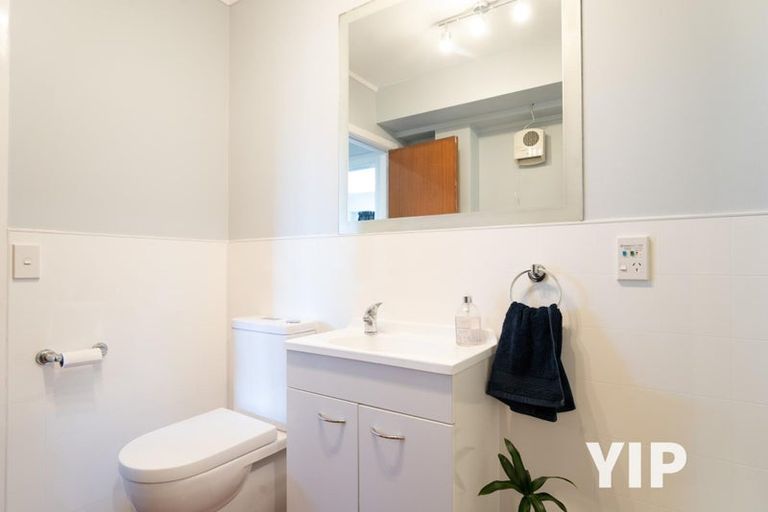 Photo of property in 18 Mandeville Crescent, Grenada Village, Wellington, 6037