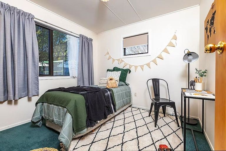 Photo of property in 15 Baillie Crescent, Carterton, 5713