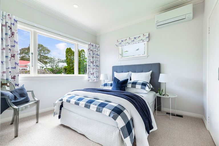 Photo of property in 1/27 Summer Street, Stanley Point, Auckland, 0624