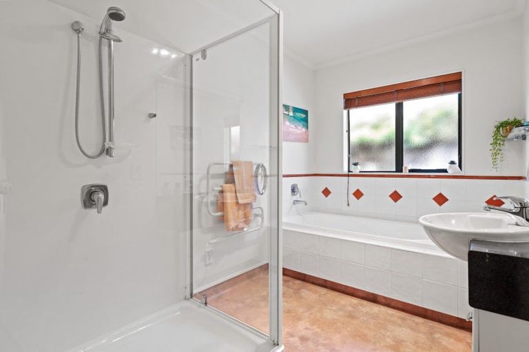 Photo of property in 6 Runanga Grove, Waikanae, 5036