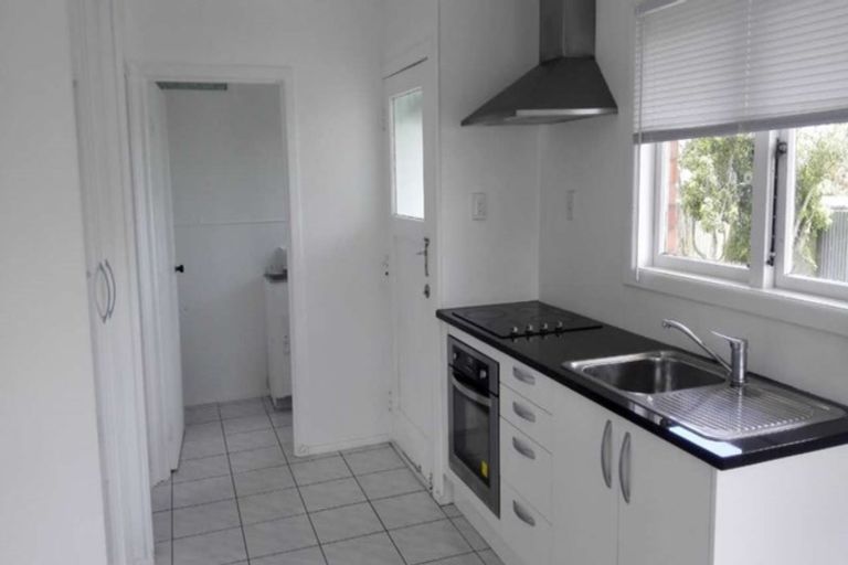 Photo of property in 1/9 Kirrie Avenue, Te Atatu South, Auckland, 0610