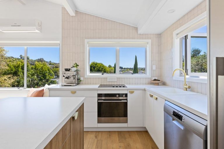 Photo of property in 18 William Hadlow Place, Hatfields Beach, Orewa, 0931