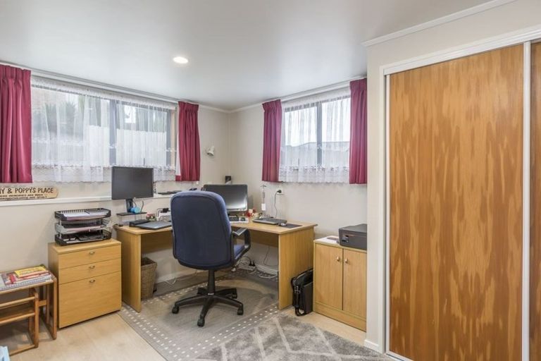 Photo of property in 33 Mandeville Place, Unsworth Heights, Auckland, 0632