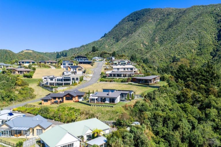 Photo of property in 16 Harbour View Heights, Picton, 7220