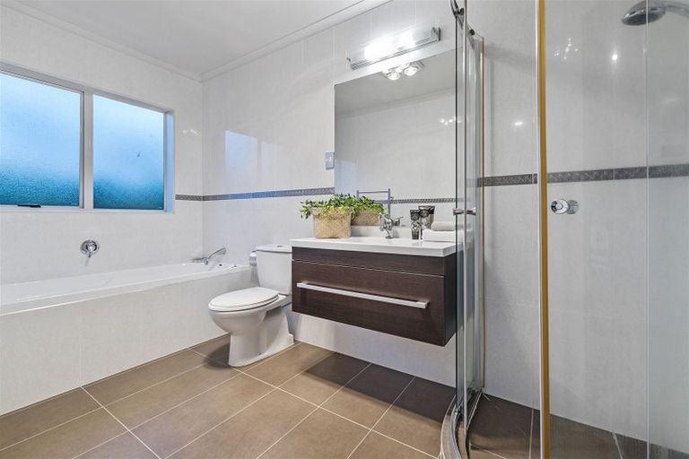 Photo of property in 12 Lakeridge Close, Northcross, Auckland, 0632