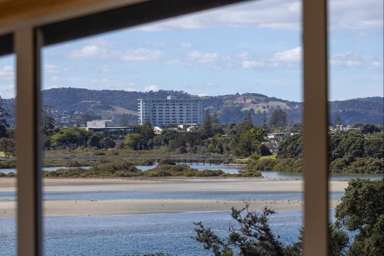 Photo of property in 42 Pohutukawa Avenue, Red Beach, 0932