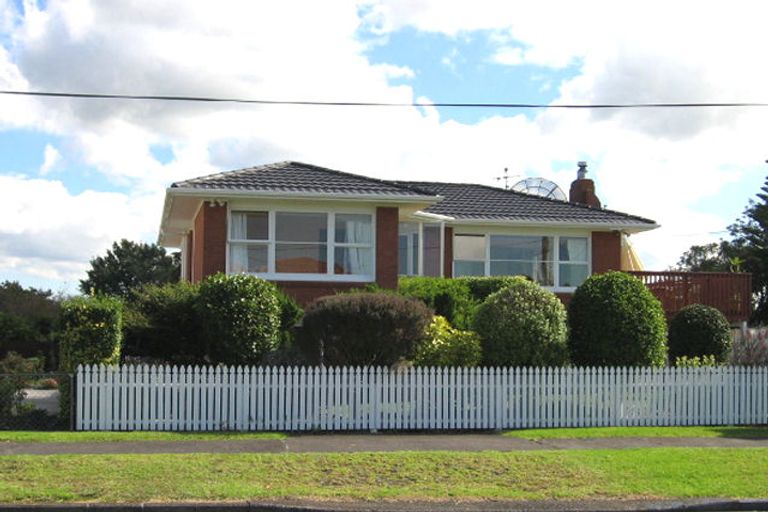 Photo of property in 111 Beach Road, Te Atatu Peninsula, Auckland, 0610