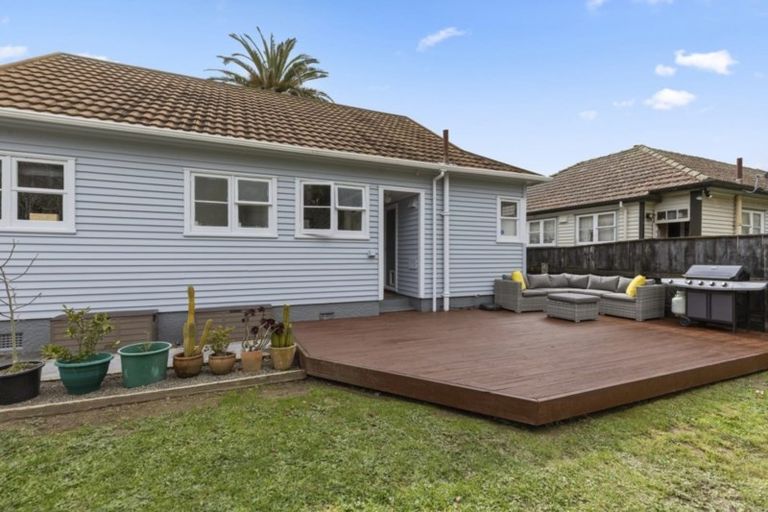 Photo of property in 114 Cambridge Terrace, Fairfield, Lower Hutt, 5011