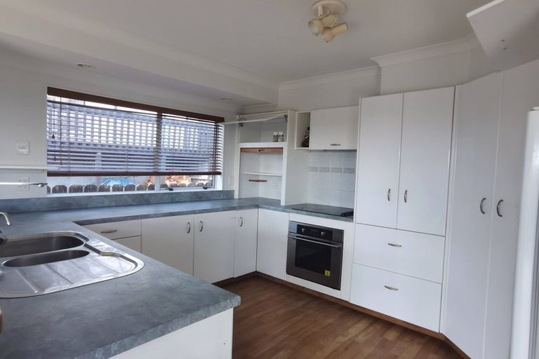 Photo of property in 2 Anure Place, Highland Park, Auckland, 2010