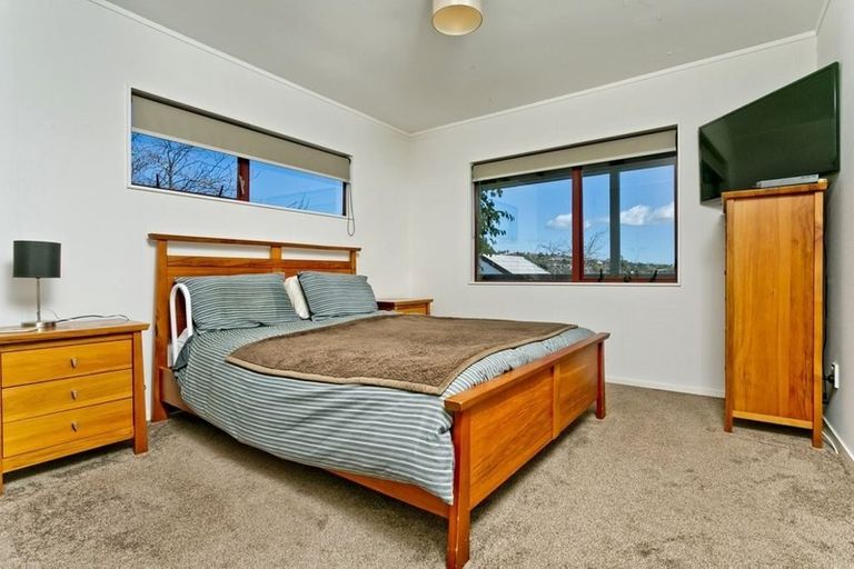 Photo of property in 18 Mallard Place, Unsworth Heights, Auckland, 0632