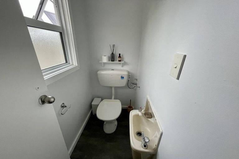 Photo of property in 2 Te Pari Pari Road, Pukerua Bay, 5026