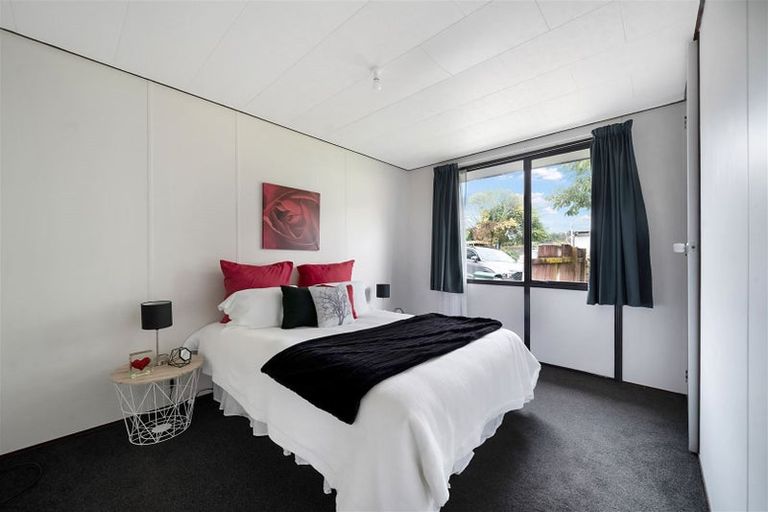 Photo of property in 2/76 Parrs Cross Road, Henderson, Auckland, 0612