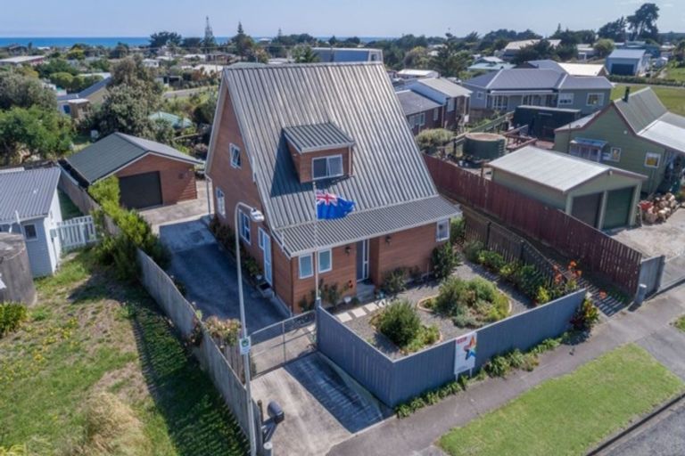 Photo of property in 6 Taonui Street, Waitarere Beach, Levin, 5510