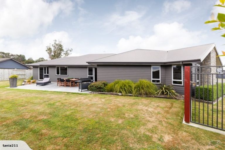 Photo of property in 10 Chestnut Close, Kelvin Grove, Palmerston North, 4414
