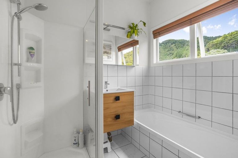 Photo of property in 25 Marine Parade, Eastbourne, Lower Hutt, 5013