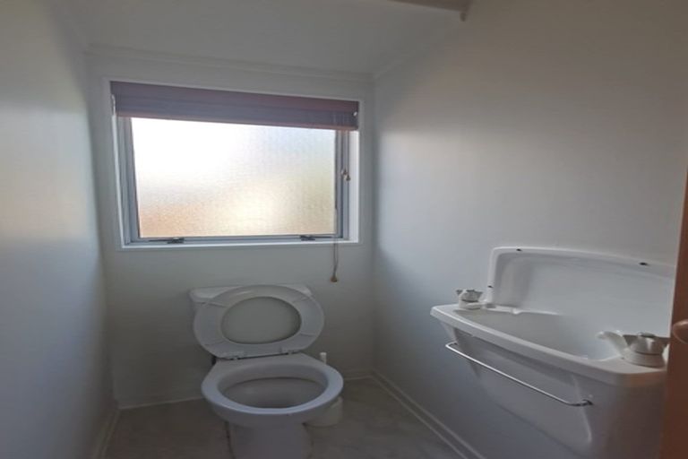 Photo of property in 2 Anure Place, Highland Park, Auckland, 2010