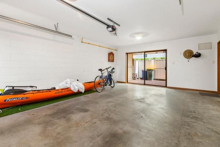 Photo of property in 2/20a Old Lake Road, Narrow Neck, Auckland, 0624