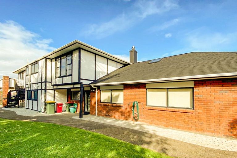 Photo of property in 20 Whiting Grove, West Harbour, Auckland, 0618