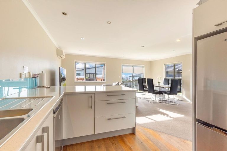 Photo of property in 16 Mcwhirters Farm Lane, Massey, Auckland, 0614