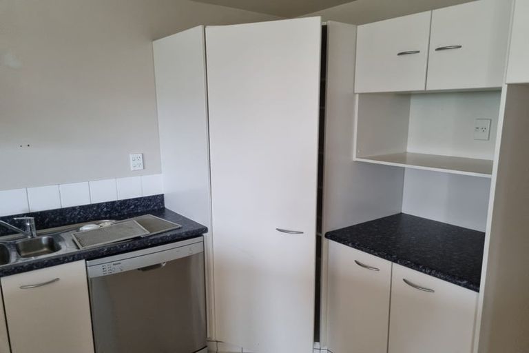 Photo of property in Grandstand Apartments, 4/80 Kent Terrace, Mount Victoria, Wellington, 6011