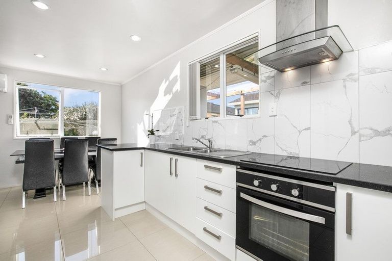 Photo of property in 2/17 Etherton Drive, Weymouth, Auckland, 2103