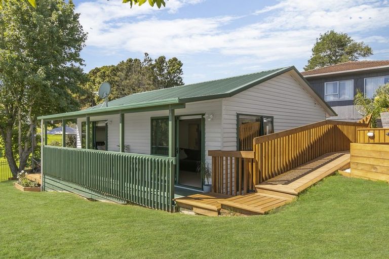 Photo of property in 15 Dalwhinnie Parade, Highland Park, Auckland, 2010