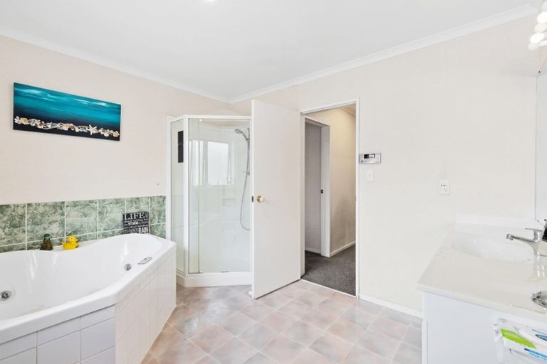 Photo of property in 27 Lorikeet Place, Unsworth Heights, Auckland, 0632