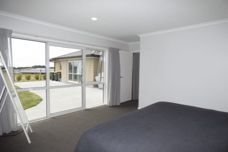 Photo of property in 12 Oakmont Crescent, Waiwhakaiho, New Plymouth, 4312