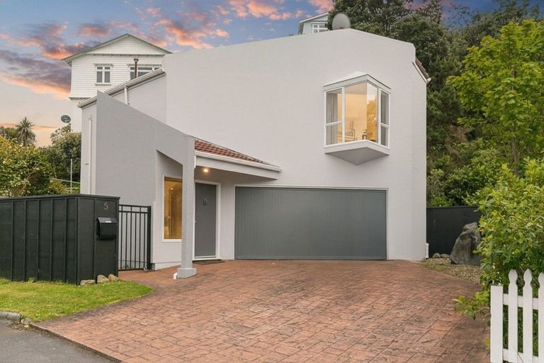 Photo of property in 5 Erskine Close, Island Bay, Wellington, 6023