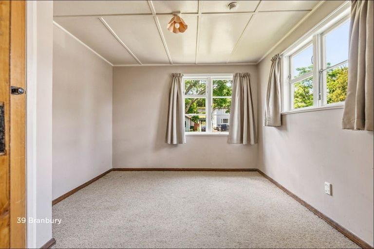 Photo of property in 39 Banbury Crescent, Fairfield, Hamilton, 3214