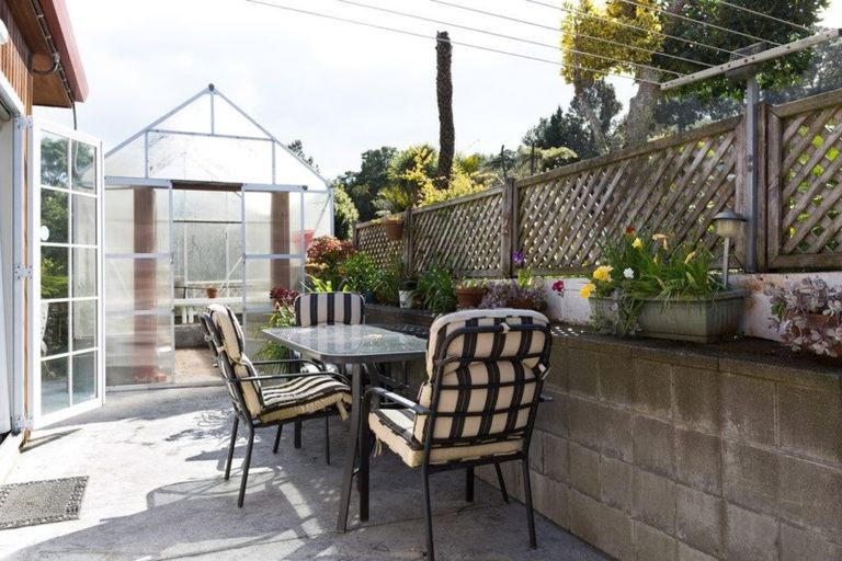 Photo of property in 8a Spencer Place, Merrilands, New Plymouth, 4312