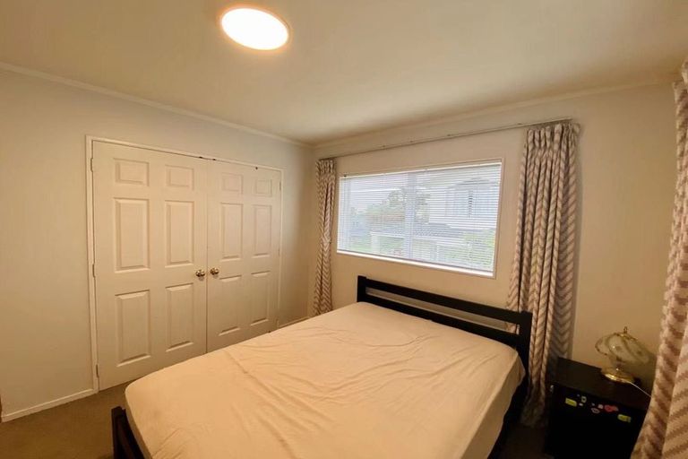 Photo of property in 1/133a Hobsonville Road, West Harbour, Auckland, 0618