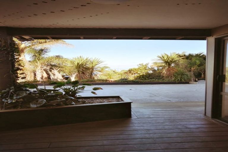 Photo of property in 977 Whangaparaoa Road, Tindalls Beach, Whangaparaoa, 0930