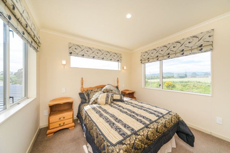 Photo of property in 1 Silkwood Place, Fitzherbert, Palmerston North, 4410